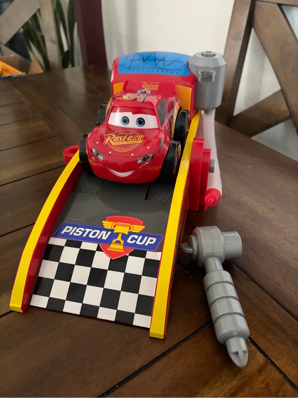 Disney Pixar Cars Lightning McQueen Mechanic Shop & Launcher Playset